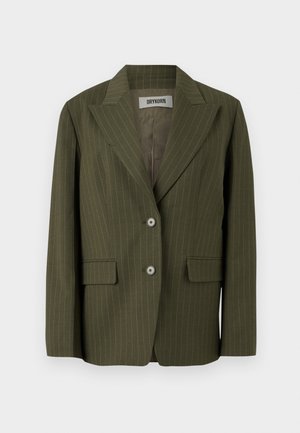 Sacou verde măsliniu cu dungi verticale, cu rever în formă de vțional, închidere cu două butoane și buzunare cu suprapunere. Material moale cu o formă structurată.