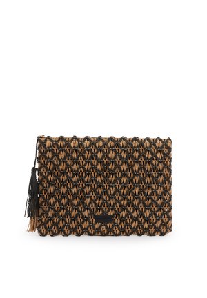 Clutch rettangolare con motivo intrecciato nero e marrone chiaro e nappina nera attaccata alla cerniera laterale.