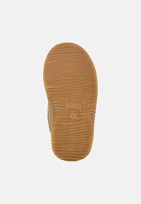 Suola di gomma marrone con scanalature testurizzate, timbrata "CAMPER" e "21". Parte superiore in suede beige chiaro visibile ai bordi.