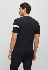 BOSS TEE   - T-shirt med print - black one