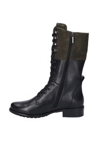 Stivali alti in pelle nera con parte superiore in suede verde, chiusura con lacci frontale, zip laterale e tacco basso a blocco. Superficie testurizzata e design robusto.