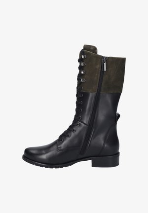 Zwarte leren laarzen tot de knie met een suède groene bovenkant, vetersluiting aan de voorkant, zijrits en een lage blokhak. Getextureerd oppervlak en stevige constructie.