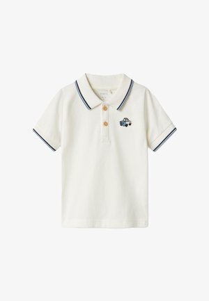 Koszulka polo w kolorze off-white z bawełny, z niebieskim kołnierzykiem w paski, posiadająca trzy brązowe guziki oraz haftowany wzór samochodu po lewej stronie klatki piersiowej.