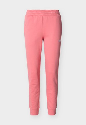 Pantalon de survêtement slim rose avec taille élastique et chevilles resserrées, petit logo blanc sur la partie supérieure de la cuisse gauche, présenté sur un fond uni.