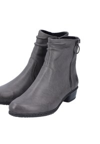 Graue Knöchelstiefel mit einer strukturierten Lederoberfläche, seitlichem Reißverschluss und niedrigem Blockabsatz; detaillierte Steppnähte entlang der Kanten.