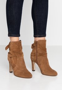 San Marina Botines de tacón - tan