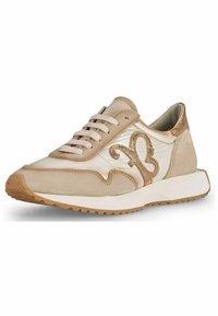 Beige tenisky s semišovými a lesklými akcenty, návrh na šněrování, texturovaná podrážka a dekorativní logo na boku.