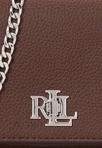 Lauren Ralph Lauren PEBBLED CROSSBODY TURN-LOCK TECH CASE - Skulderveske - dark mahogany