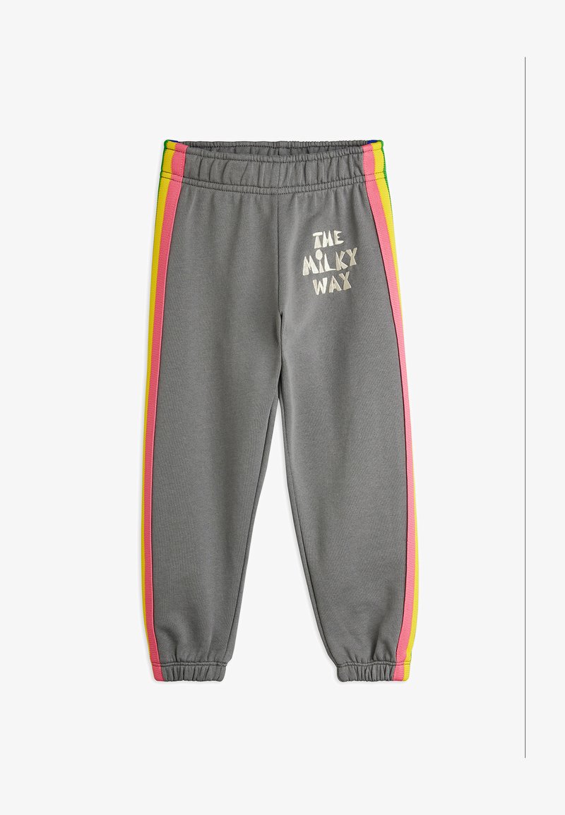 Γκρι φόρμες με ελαστική μέση και αστραγάλους, ροζ και κίτρινες λωρίδες στο πλάι, και το "THE MILKY WAY" τυπωμένο στο αριστερό μηρό.