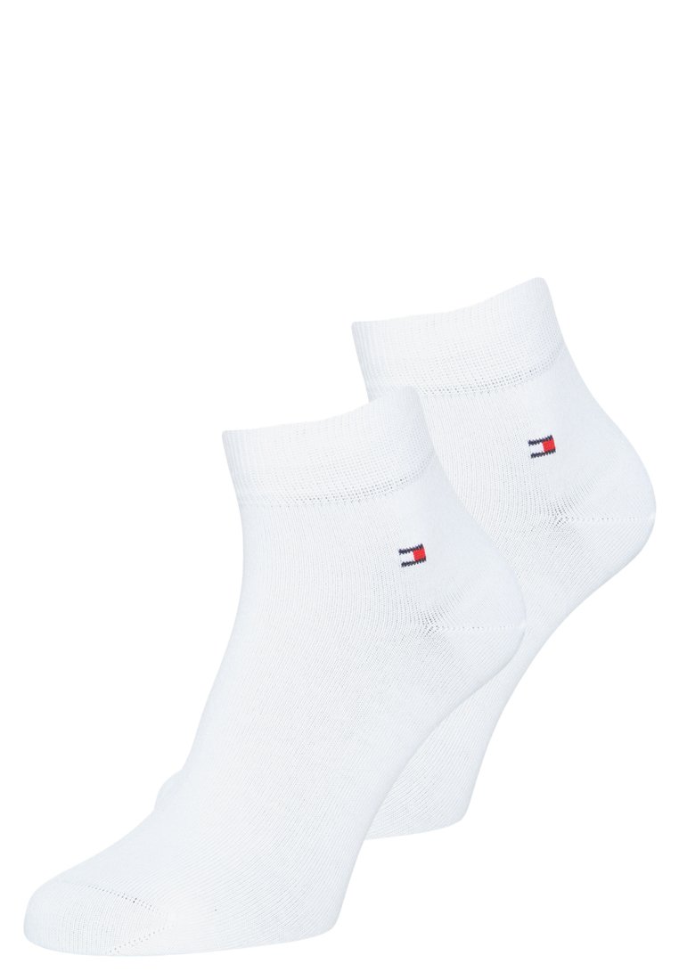 Chaussettes blanches à la cheville en mélange de coton ; présentent un petit logo rouge, blanc et bleu sur le côté. Texture douce avec des bords côtelés.