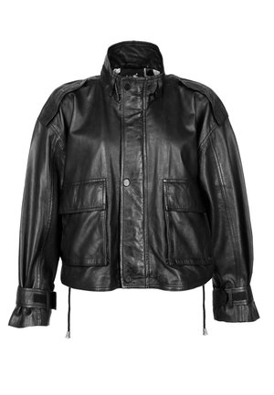 Chaqueta de cuero negra con cuello alto, botones automáticos delanteros, dos bolsillos con solapa, detalles en los hombros y correas ajustables en las muñecas.