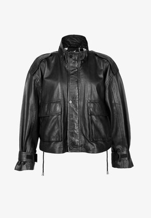 Chaqueta de cuero negra con cuello alto, botones automáticos delanteros, dos bolsillos con solapa, detalles en los hombros y correas ajustables en las muñecas.