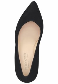 Escarpin en daim noir à bout pointu avec une doublure intérieure lisse. Il présente un design à découpe basse et un logo de la marque visible sur la semelle intérieure.