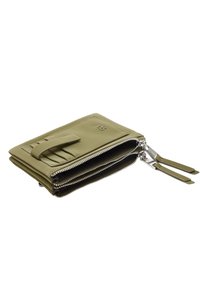 Zielony portfel na zamek błyskawiczny z wieloma przegródkami na karty, gładką teksturą i podwójnymi suwakami. Na przedniej stronie znajduje się wytłoczone logo.