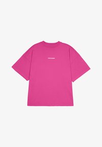Rosa oversized t-shirt i bomull. Har rund hals och korta ärmar med texten "PEGADOR" i vitt över bröstet.