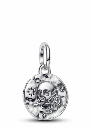 Ciondolo in argento caratterizzato da motivi di teschio, rosa e stelle con una superficie texturizzata. Forma rotonda con una finitura lucida e brillante.