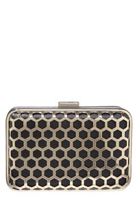 Černá psaníčko s hexagonálním vzorem, zlatými kovovými prvky a zapínáním, s elegantním obdélníkovým designem a hladkou texturou.