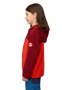 Rote und burgunderfarbene Fleece-Jacke mit Kapuze, mit einem Logopatch am Ärmel und einem kontrastierenden Design. Weiche Textur, lässige Passform.