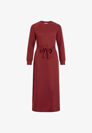 Obleka bordo barve z dolgimi rokavi, okrogel izrez, rebrasta tekstura, pas z zaponko in ravna silhueta, ki sega do sredine meč.