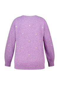 Paarse trui met een zachte textuur, voorzien van kleine gouden hartpatronen doorheen. Ronde halslijn en geribbelde boorden aan de lange mouwen.