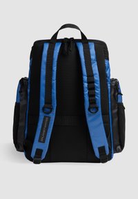 Mochila azul y negra con respaldo de malla acolchada, correas ajustables, bolsillos laterales y un asa en la parte superior. Cuenta con un material duradero y resistente al agua.