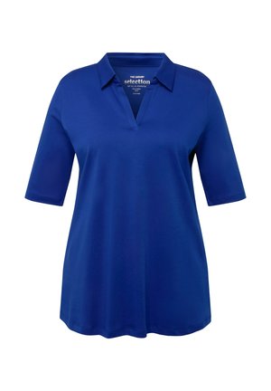 Modrá polo košile s krátkými rukávy a dekoltem ve tvaru V. Vyrobena z hladkého, elastického materiálu, s volným střihem a jemnými detaily švů.