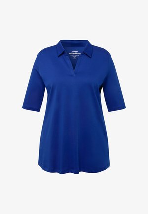 Polo blu con maniche corte e scollo a V. Realizzato in un tessuto liscio ed elastico, presenta una vestibilità rilassata e dettagli delle cuciture sottili.