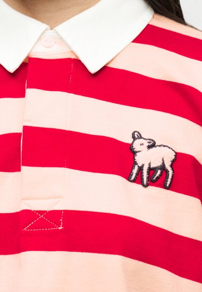 Πουκάμισο με γιακά, με οριζόντιες κόκκινες και ανοιχτόροζ ρίγες, με μικρό κεντημένο μπαλώμα πρόβατο στο στήθος.