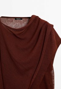 Pull léger à manches courtes, marron doux, avec un large col rond et une étiquette Massimo Dutti au col.