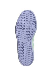 Suola in gomma viola con un motivo a onde, che presenta il logo "adidas". Accenti verde chiaro lungo i lati migliorano il design.