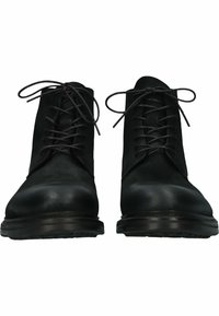 Botas de tobillo negras con cordones, con un acabado de gamuza suave, puntera redondeada y suela de goma. Presenta cordones tonales y un diseño minimalista.