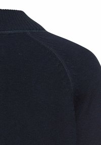 Dunkelblauer Strickpullover mit geripptem Kragen, zeigt eine glatte Textur und Raglanärmeldesign. Dezente Nahtdetails entlang der Nähte.