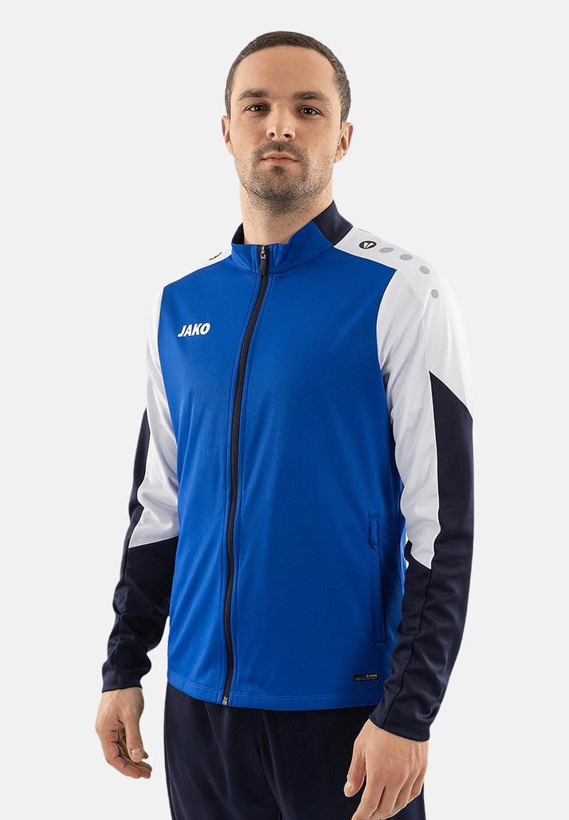 Blauwe en witte sportjack met een ritssluiting aan de voorkant, heeft een hoge kraag, zijzakken en een merklogo op de borst. Zachte stof met lange mouwen.