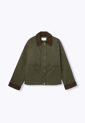 Veste vert olive avec un col en corduroy marron, fermeture à boutons-pression et deux poches avant. Présente des manches longues avec des poignets marron.