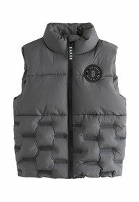 Gilet matelassé gris avec un col haut, fermeture éclair à l'avant et un écusson logo circulaire. Design matelassé avec une texture lisse et une marque éco-responsable.