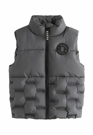 Sivi prsluk od puf materijala s visokim ovratnikom, zatvaranjem na zip i kružnom logom. Kvadratni dizajn s glatkom teksturom i održivim brendingom.