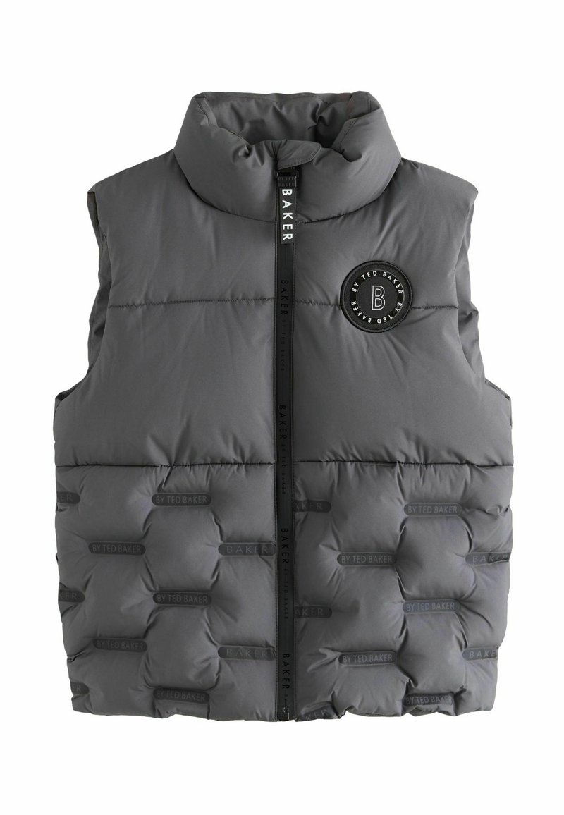 Gilet matelassé gris avec un col haut, fermeture éclair à l'avant et un écusson logo circulaire. Design matelassé avec une texture lisse et une marque éco-responsable.