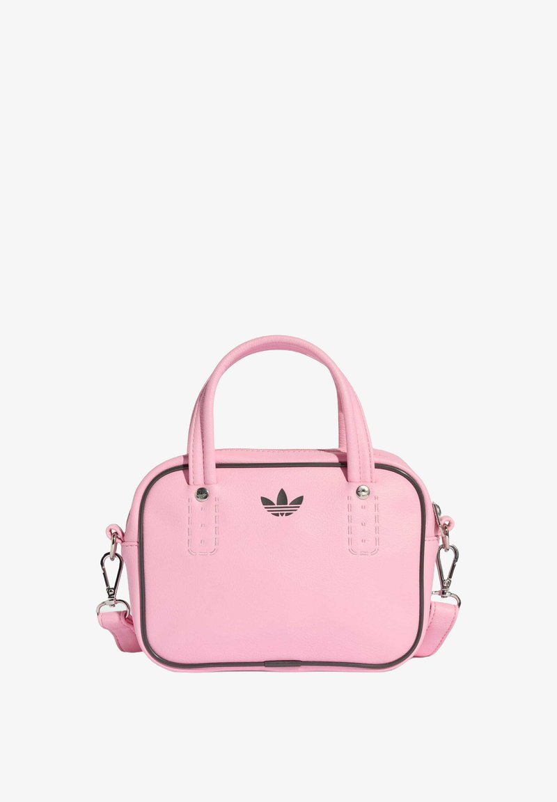 Ružová syntetická kabelka s dvoma uchami, nastaviteľným popruhom a čiernym logom na prednej strane. Obsahuje prešité detaily a kovové hardvérové prvky.
