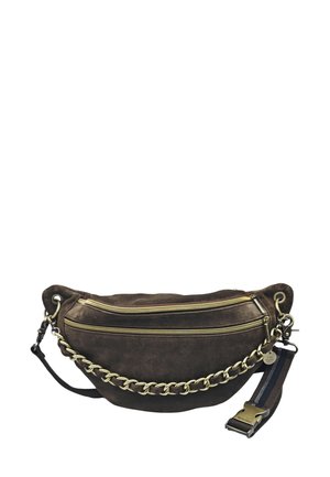 Banane en daim marron avec deux fermetures éclair dorées, détail chaîne dorée et sangle réglable rayée noire et marron avec boucle métallique.