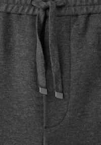 Pantaloni de trening gri închis cu textură moale, șnur ajustabil cu capete metalice și detaliu cu buzunar lateral.