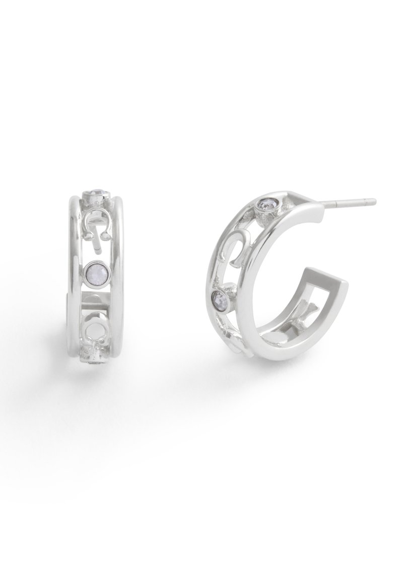 Sølvøreringe har et åbent design med cirkulære detaljer og små indlejrede ædelstene, der præsenterer en moderne og detaljeret stil.