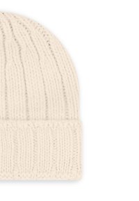 Czapka dziana w odcieniu off-white, charakteryzująca się prążkowaną strukturą i podwiniętym brzegiem. Miękki materiał z luźnym krojem i zaokrąglonym szczytem.