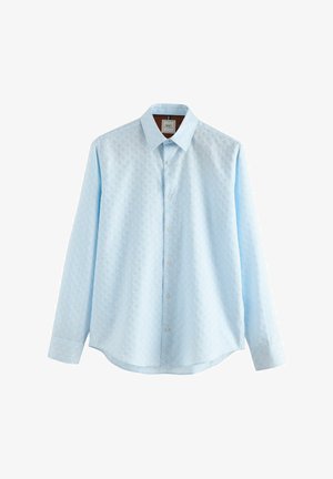 Cămașă butonată de culoare albastru deschis, cu un tipar texturat în diamant, mâneci lungi, guler ascuțit și tiv curbat.