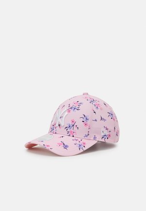 Rosa Kappe mit floralem Muster in lila und pinken Farbtönen, mit einem weißen Logo auf der Vorderseite und einem gebogenen Schirm. Weiche Stofftextur.