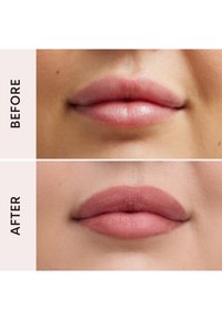Prima e dopo primi piani delle labbra che mostrano labbra naturali e labbra con rossetto opaco color mauve applicato.