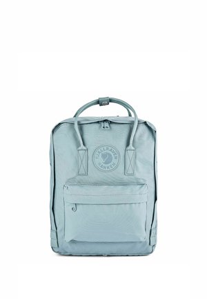 Hellblauer Fjällräven Kånken Rucksack mit obenliegenden Tragegriffen, vorderer Reißverschlusstasche und Logopatch auf der Vorderseite.