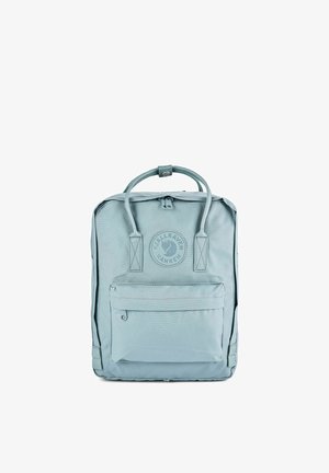 Zaino Fjällräven Kånken azzurro chiaro con maniglie superiori, tasca frontale con zip e patch con logo sul pannello frontale.