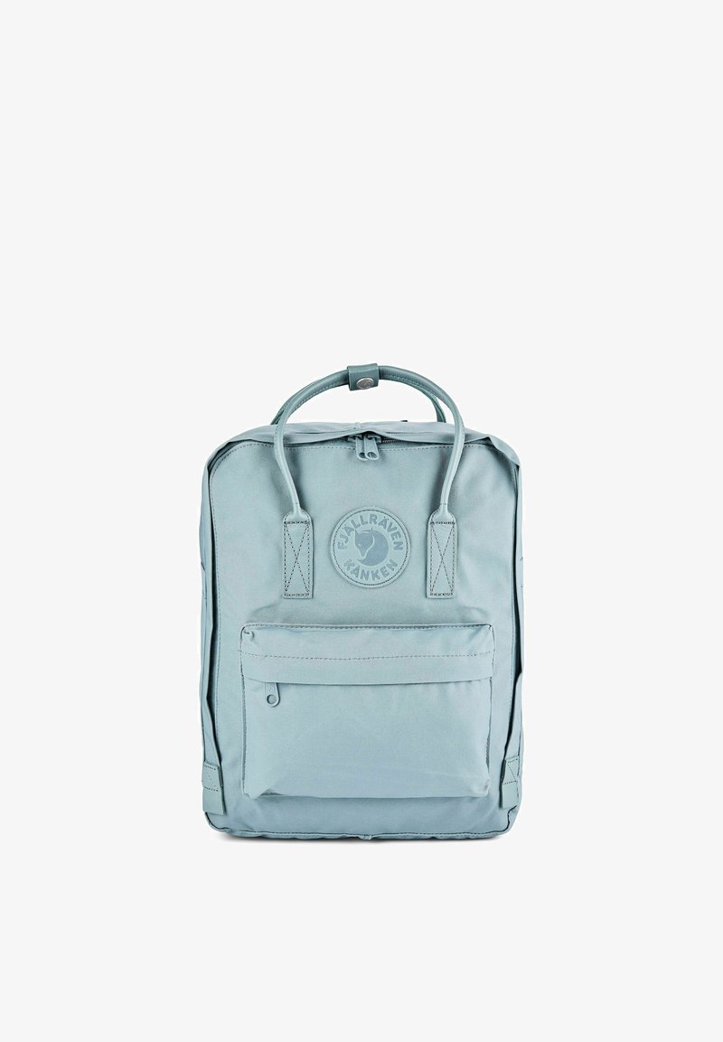 Lichtblauwe Fjällräven Kånken rugzak met bovenhandvatten, voorvak met rits en logopatch op het voorpaneel.