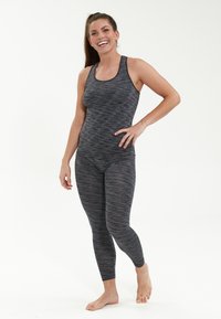 Grått, åtsittande träningsset bestående av en racerback-topp och fullängds leggings, med en subtil melerad textur och ett stretchigt, andningsbart material.