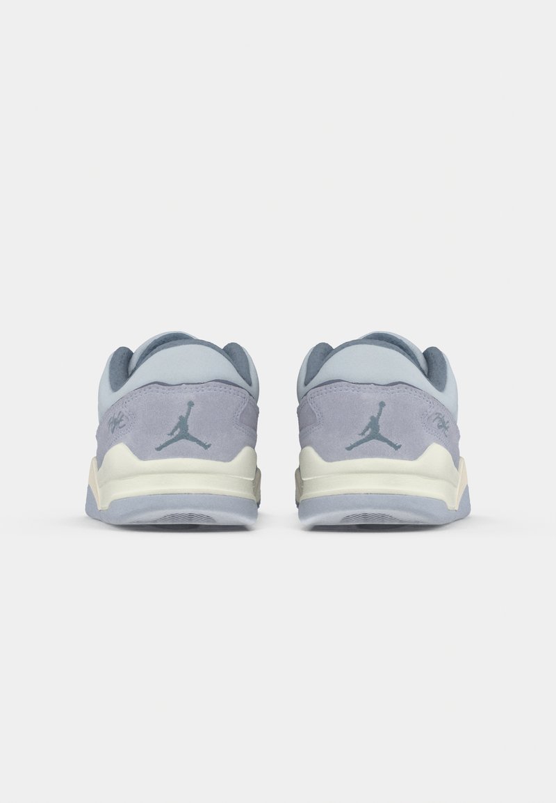 Un par de zapatillas de ante ligeras en azul claro y gris con suelas medias blancas, vistas desde atrás, mostrando los logotipos de Jumpman en los talones.